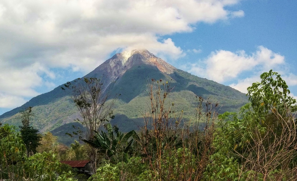 Panorama sur le volcan Inerie, Flores