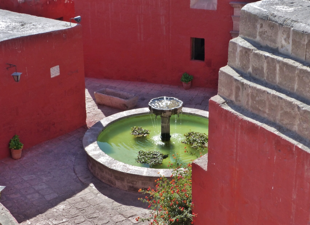 Vue sur une fontaine dans le monastère Santa Catalina à Arequipa 