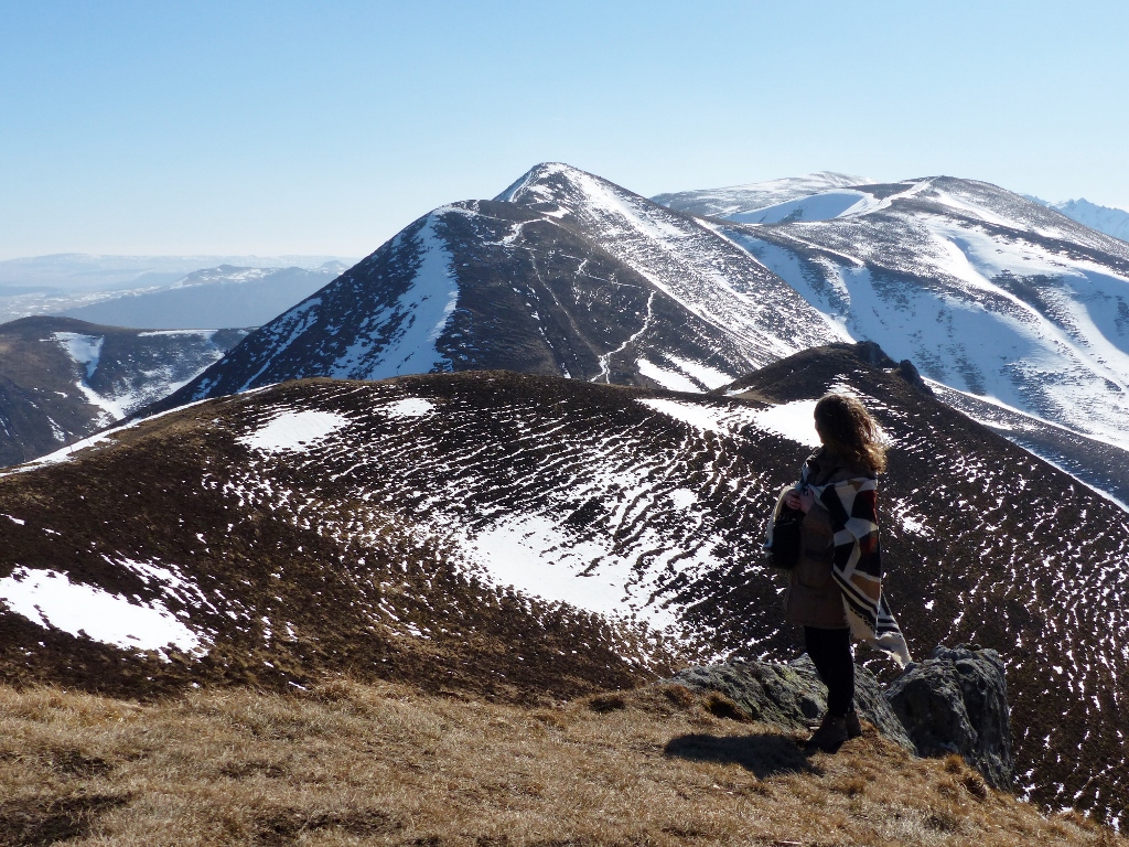 Panorama hivernal depuis le sommet du Puy de la Tache avec femme au premier plan 