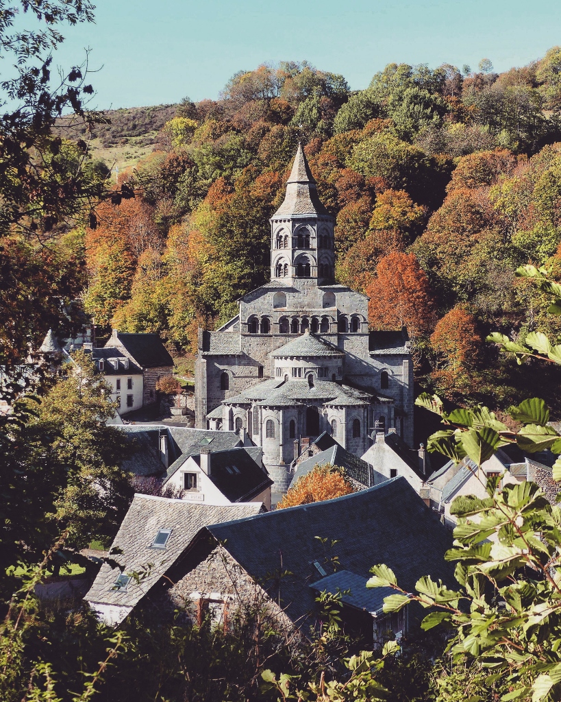 Vue automnale sur la basilique d'Orcival dans le Puy-de-Dôme 
