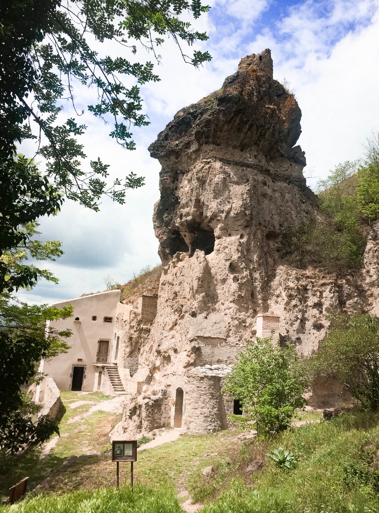 Vue sur la cheminée de Fée dans le village de Perrier en Auvergne