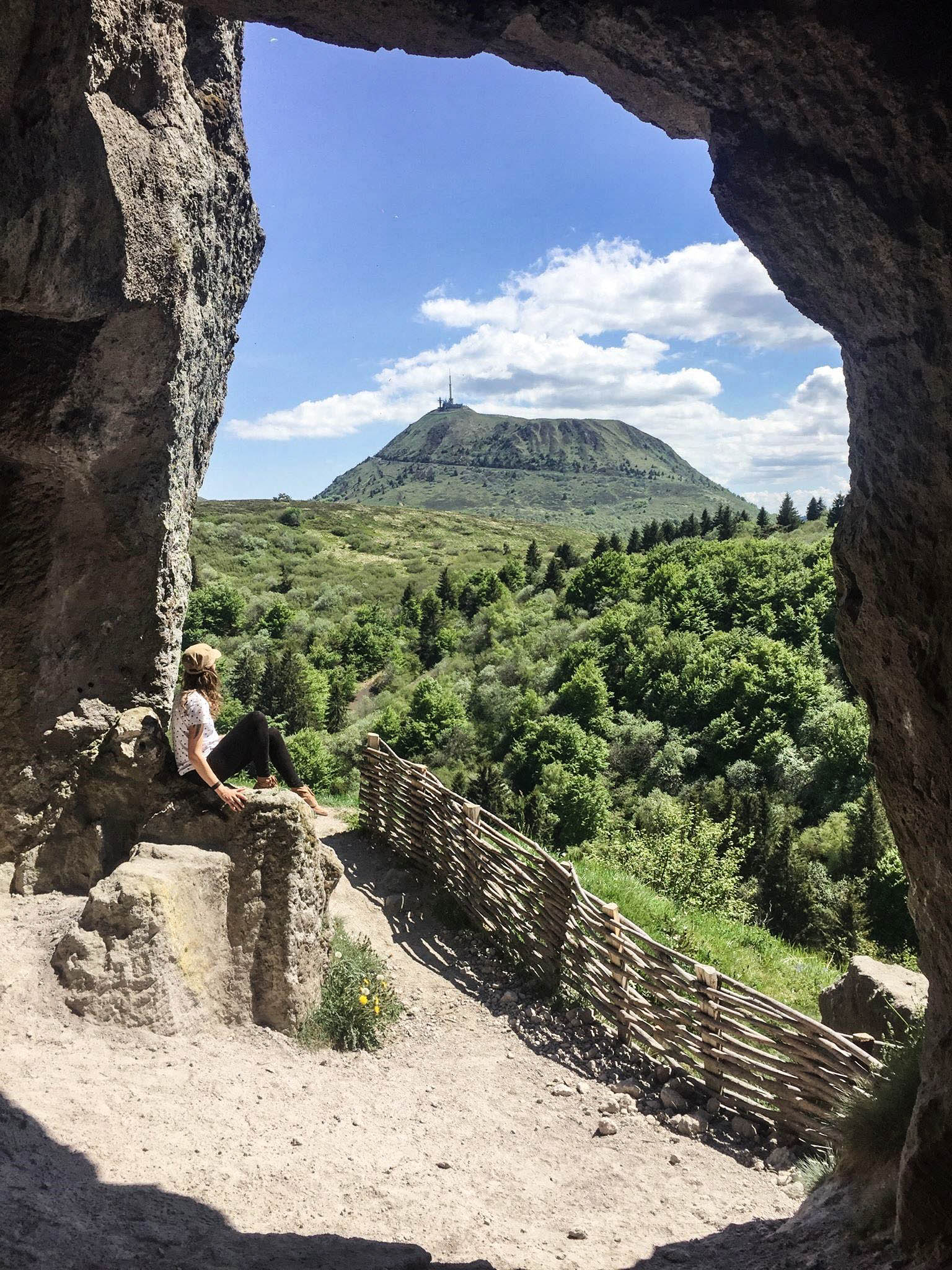 Vue sur le Puy-de-Dôme depuis les grottes du Clierzou 