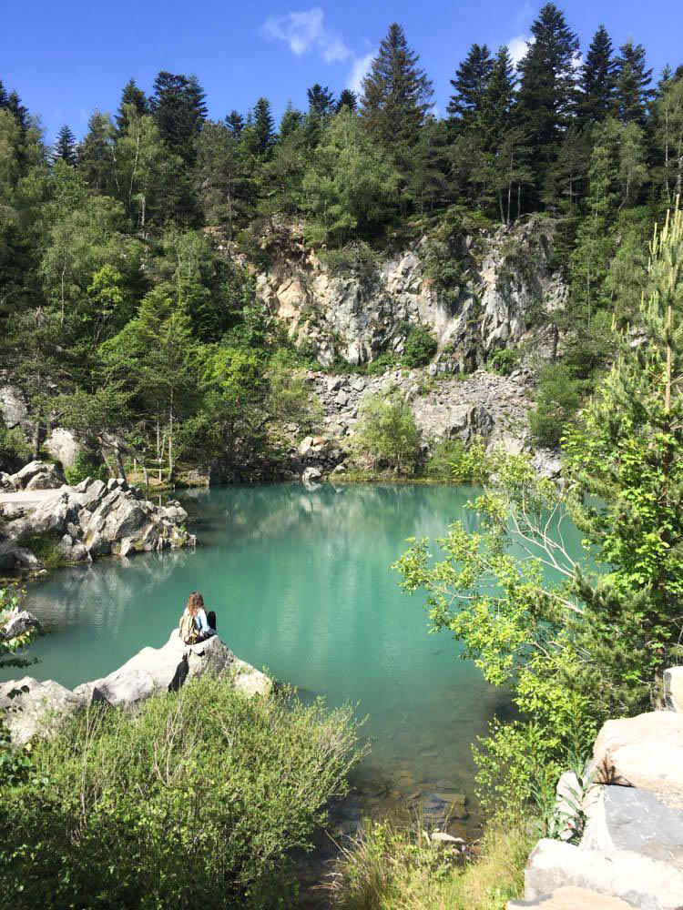 Panorama sur le lac bleu en Haute-Loire