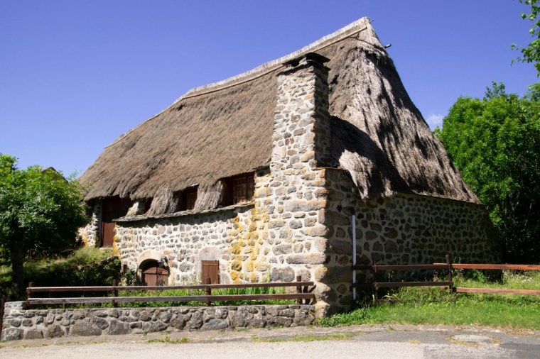 Vue sur une maison en toit de chaume au village de Moudeyres