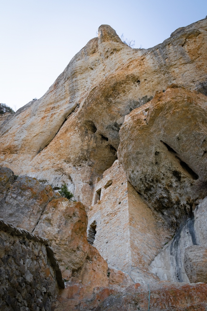 Vue sur une maison troglodyte en Lozère