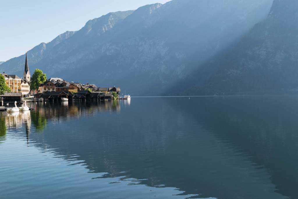 panorama sur le village Hallstatt au bord d'un lac 