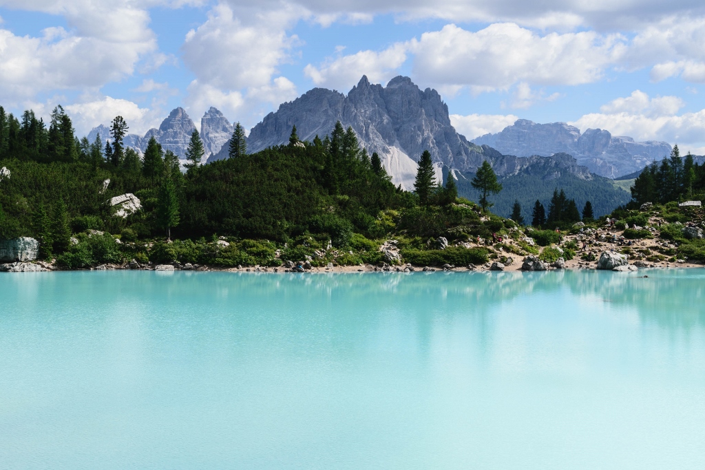 Panorama sur le lago di Sorapis dans les Dolomites et ses eaux laiteuses