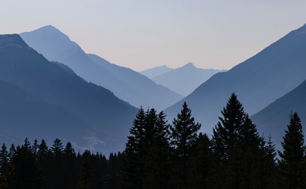 Panorama sur les alpes autrichiennes au coucher du soleil 