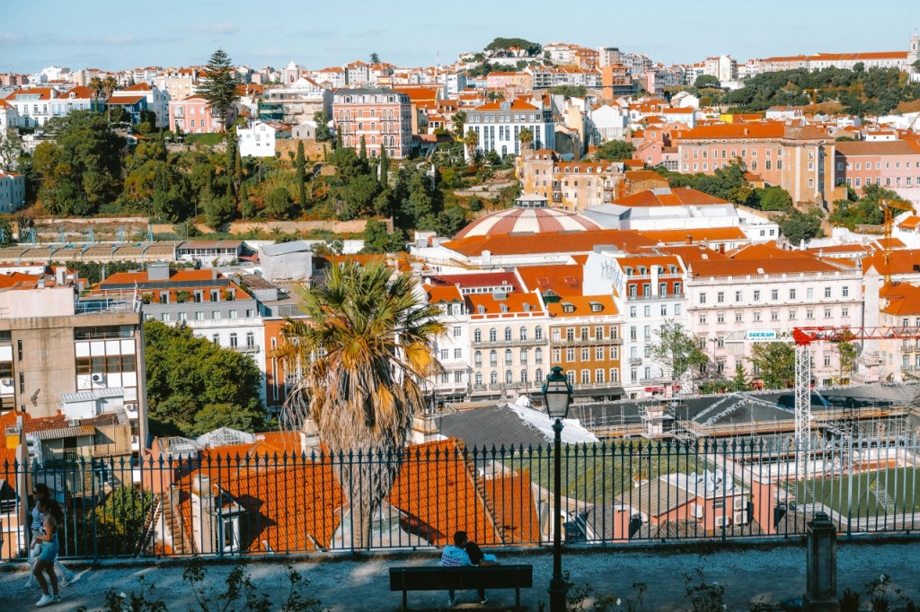 Panorama sur un quartier de Lisbonne depuis un miradouro