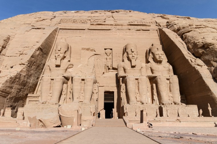 Panorama sur la façade sculptée du temple d'Abou Simbel