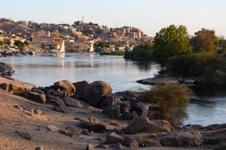 Panorama sur Assouan au coucher du soleil avec felouques voguant sur le Nil