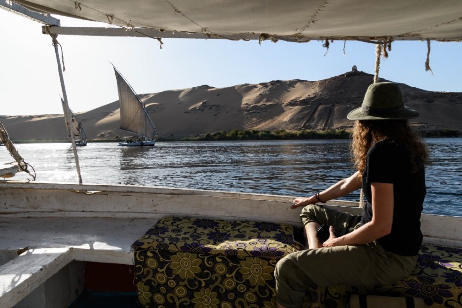 Femme de dos dans une felouque voguant sur le Nil, Assouan