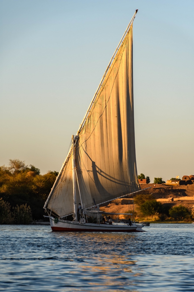 Felouque sur le Nil au coucher du soleil à Assouan