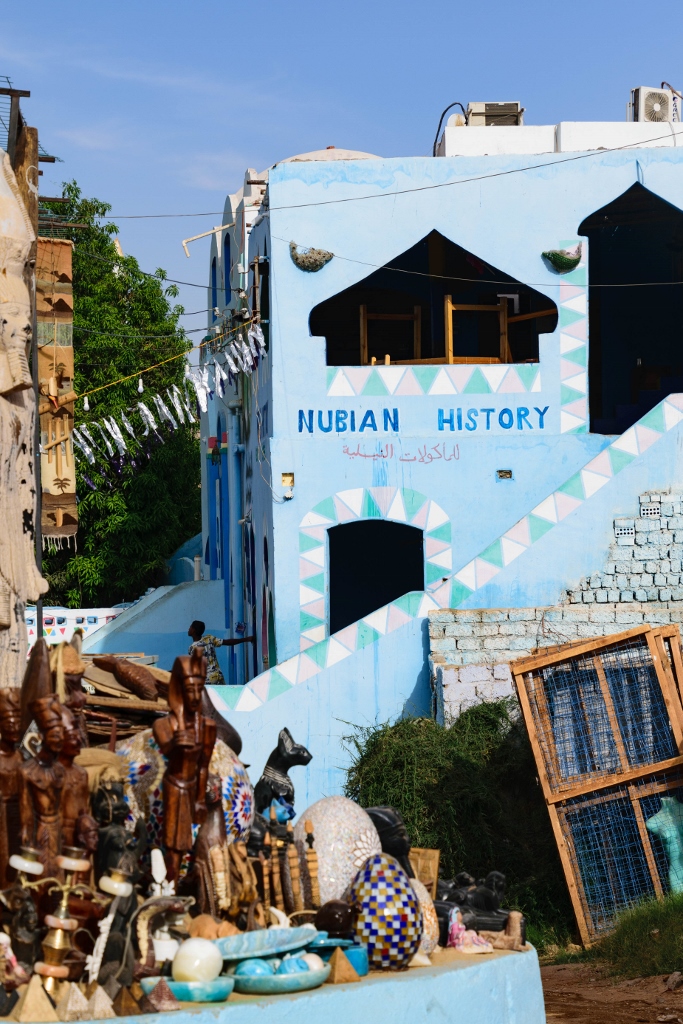 Le village de gharb sehel avec artisanat local au premier plan, assouan