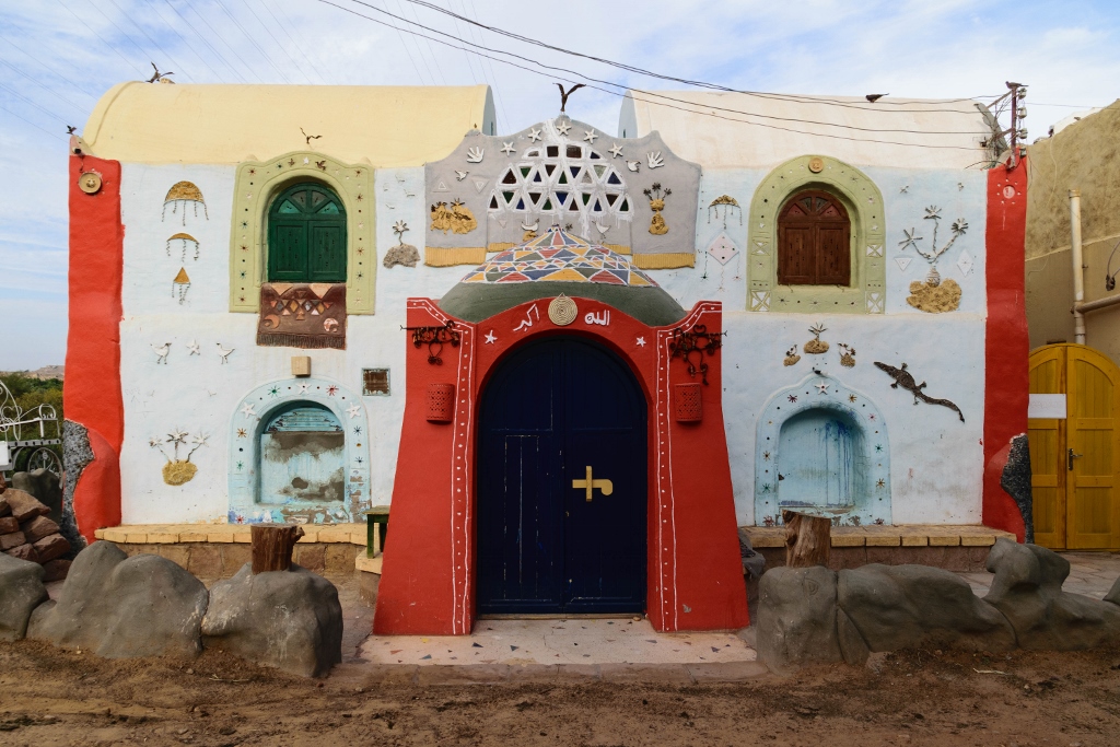 Vue sur une façade d'une maison traditionnelle dans le village nubien de Gharb Sehel