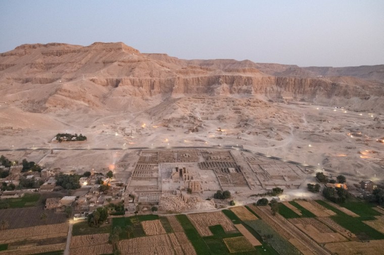 Louxor au lever du soleil vu du ciel depuis une montgolfière