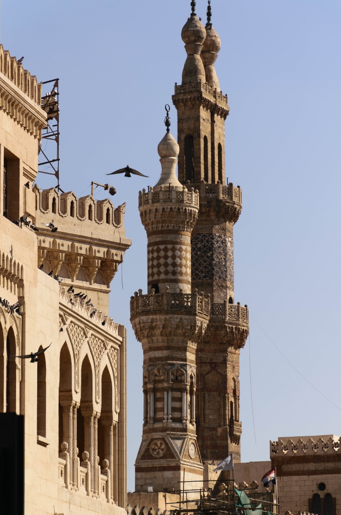 Vue sur le minaret d'une mosquée au Caire 