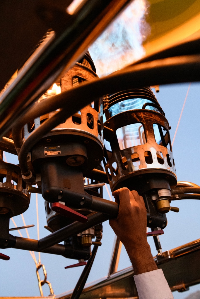 Détail sur une main allumant les gaz d'une montgolfière