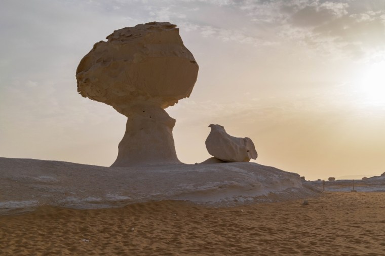 Panorama sur une formation rocheuse insolite dans le désert blanc en Egypte