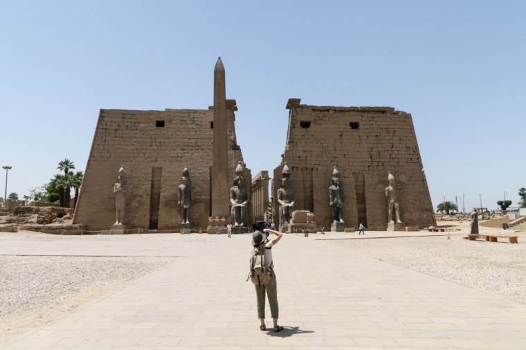 Vue sur le temple de Loxor avec femme au premier plan 
