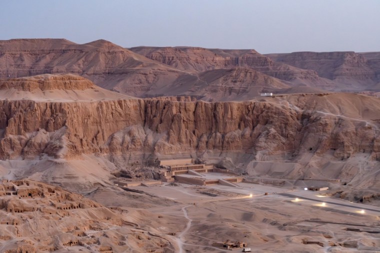 Le temple d'Hatchepsout vu du ciel depuis une montgolfière, Louxor