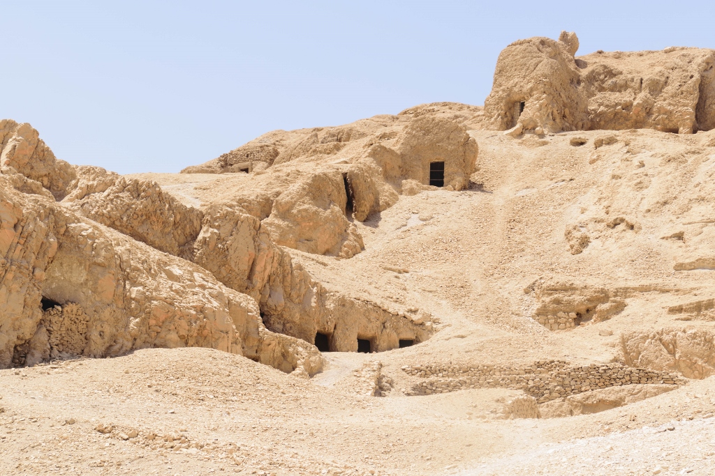 Vue sur les tombes de la vallée des Nobles 