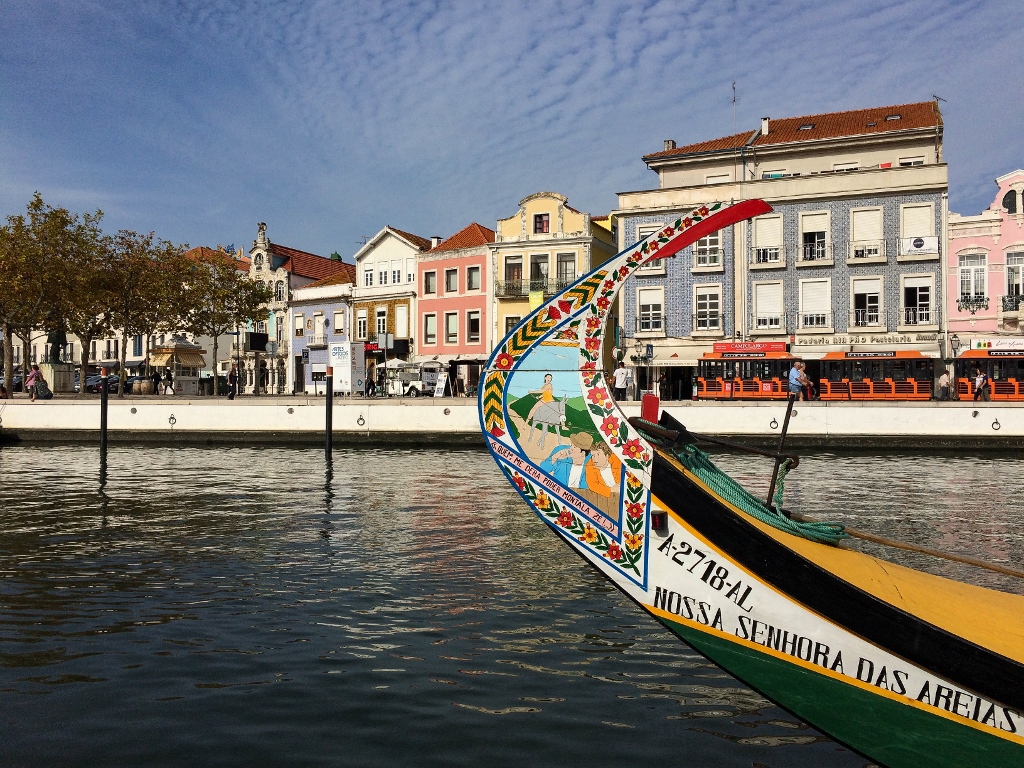 Panorama sur le village d'Aveiro avec bateau traditionnel au premier plan 