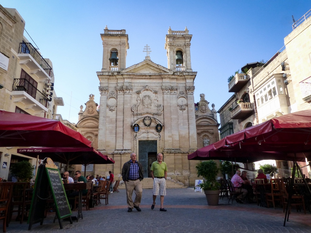 Vue sur une église dans un village de l'île de Gozo 