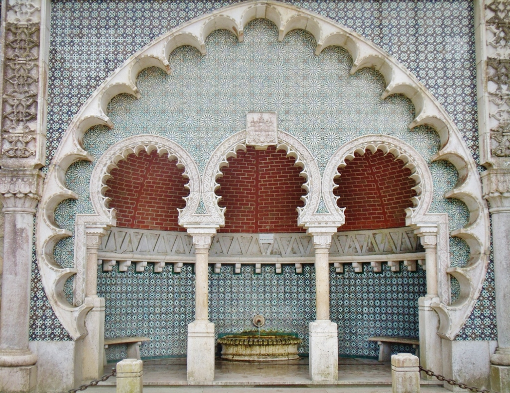 Vue sur une fontaine en mosaïque à Sintra près de Lisbonne