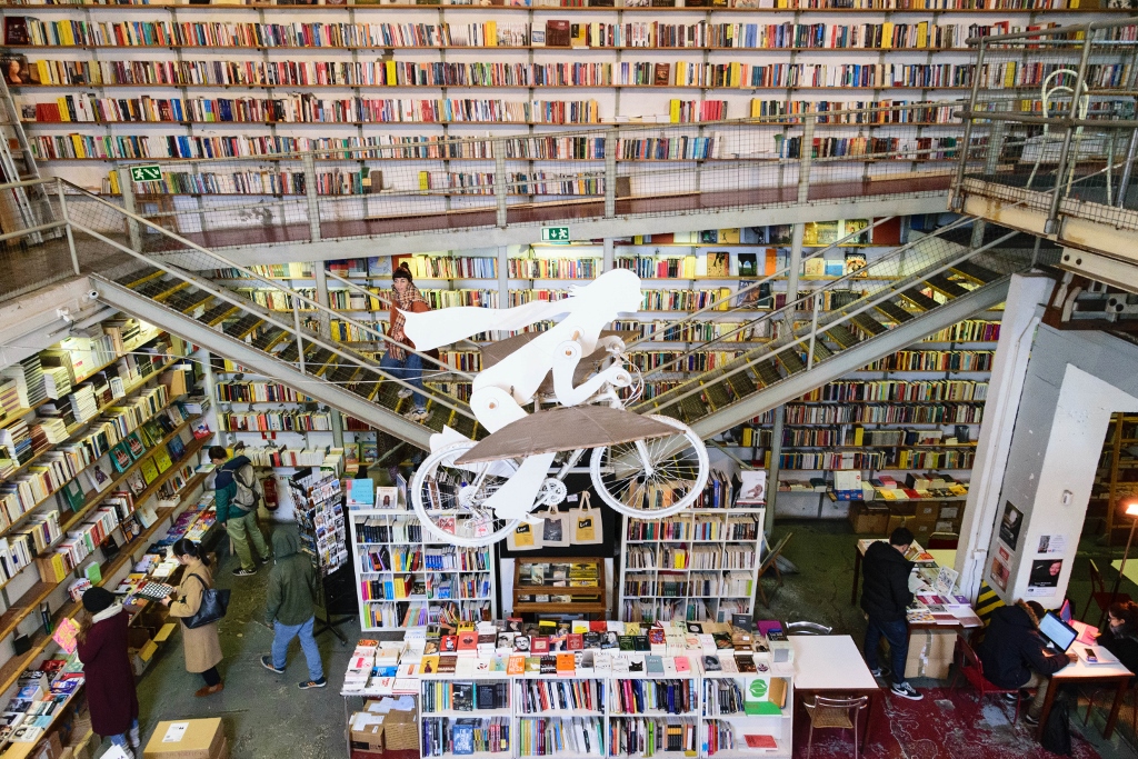 Vue sur l'intérieur de la librairie de LX Factory à Lisbonne