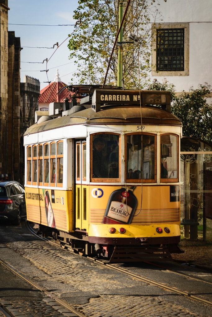 Vue sur le tramway 28 emblématique de Lisbonne