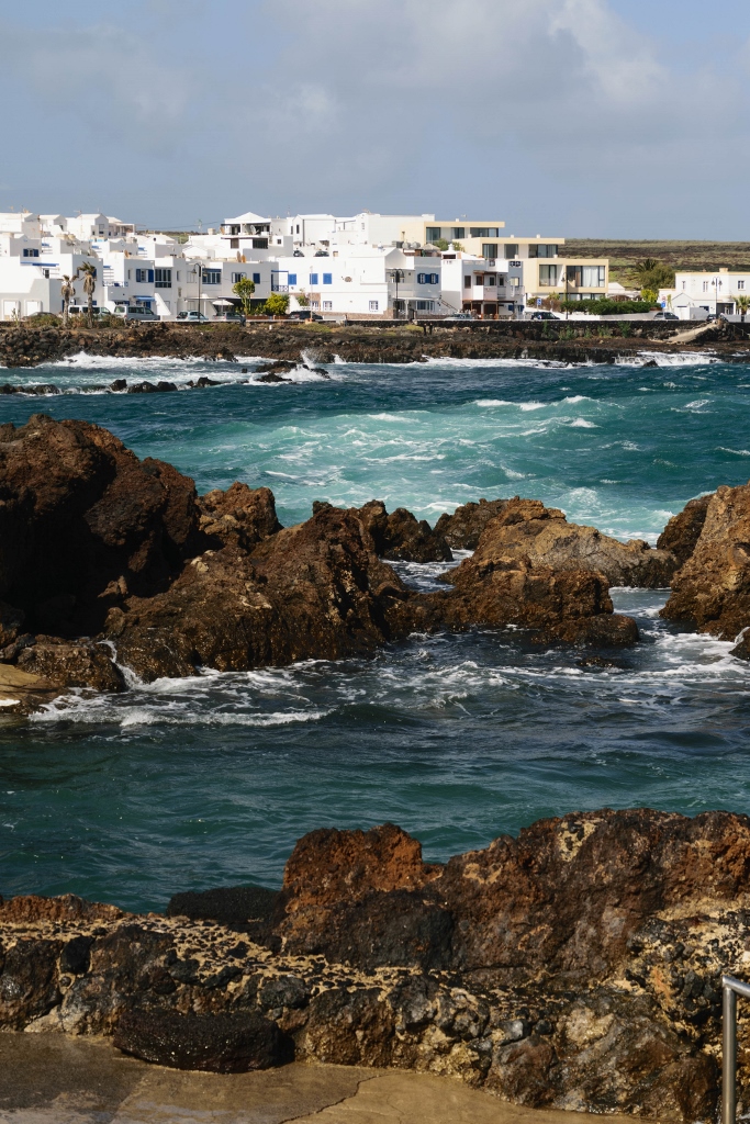 Vue sur le village de Punta Mujeres en bord de mer 