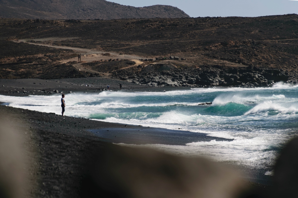 Vue sur la plage de sable noir de Janubio 