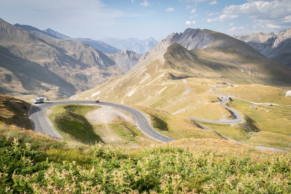 Panorama sur une route sinueuse au col du Galibier dans les Hautes-Alpes 
