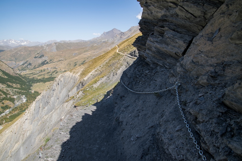 Vue sur une corde en acier sur le sentier des Crevasses dans les Hautes-Alpes 