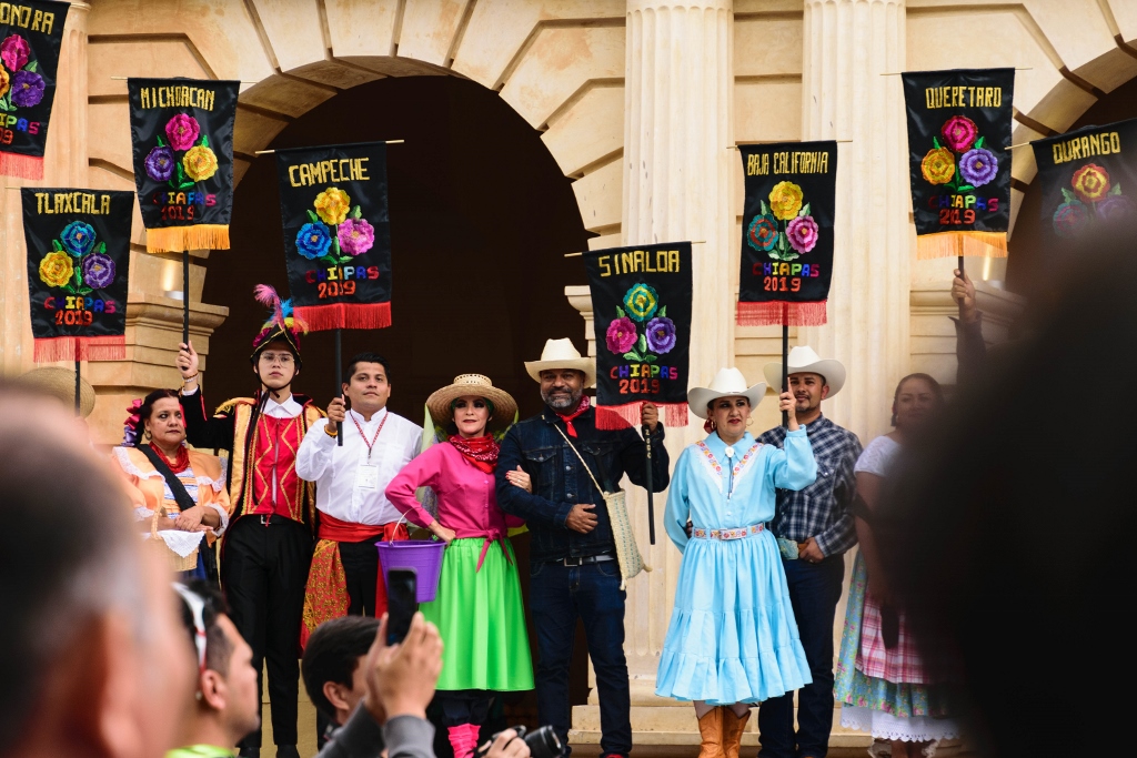 Vue sur des mexicains en tenue traditionnelle lors d'un festival à San Cristobal de las Casas 