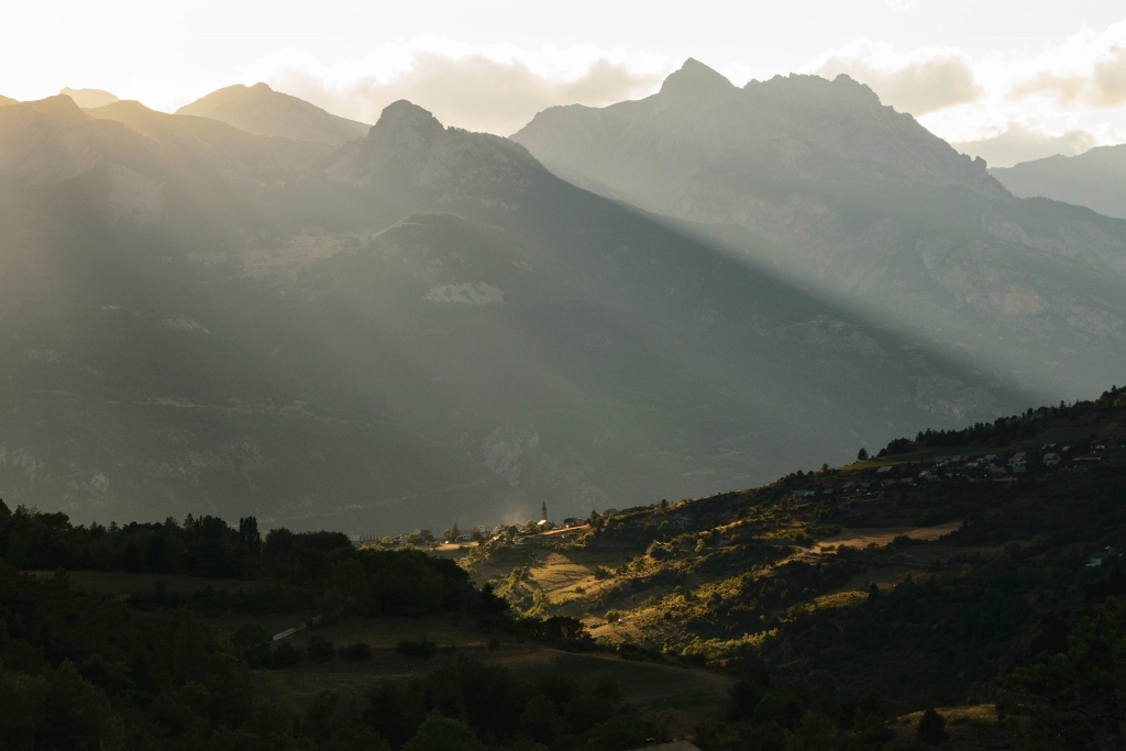 Panorama sur un village du Queyras au coucher du soleil 