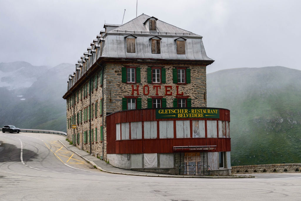 Vue sur l'hôtel abandonné au col Furka en Suisse 