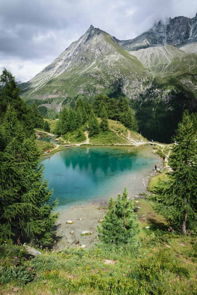 Vue sur le lac bleu d'Arolla 