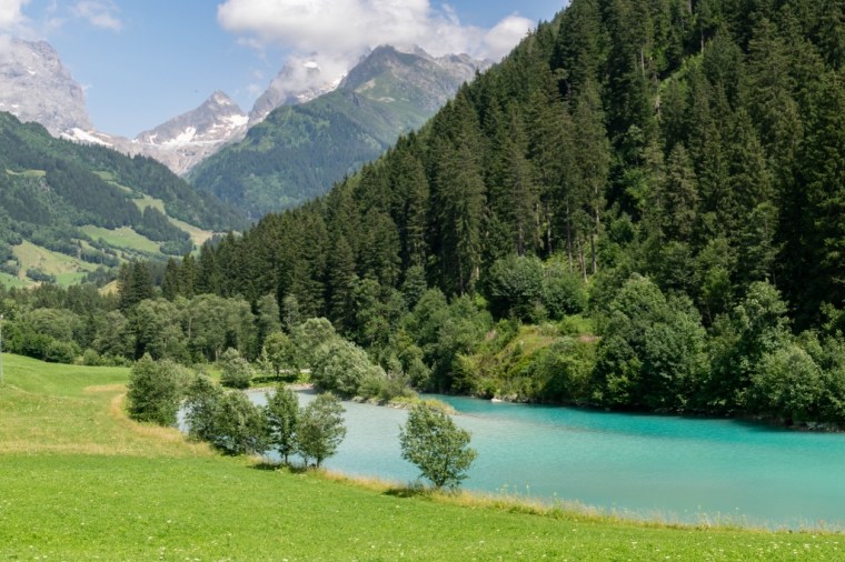 Vue sur un lac de montagne en Suisse