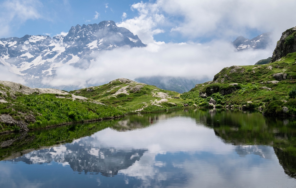 Panorama sur le lac de Lauzon dans les Hautes-Alpes