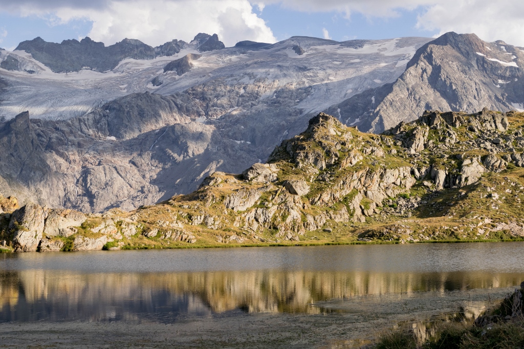 Vue sur le lac Lérié sur le plateau d'Emparis dans les Hautes-Alpes