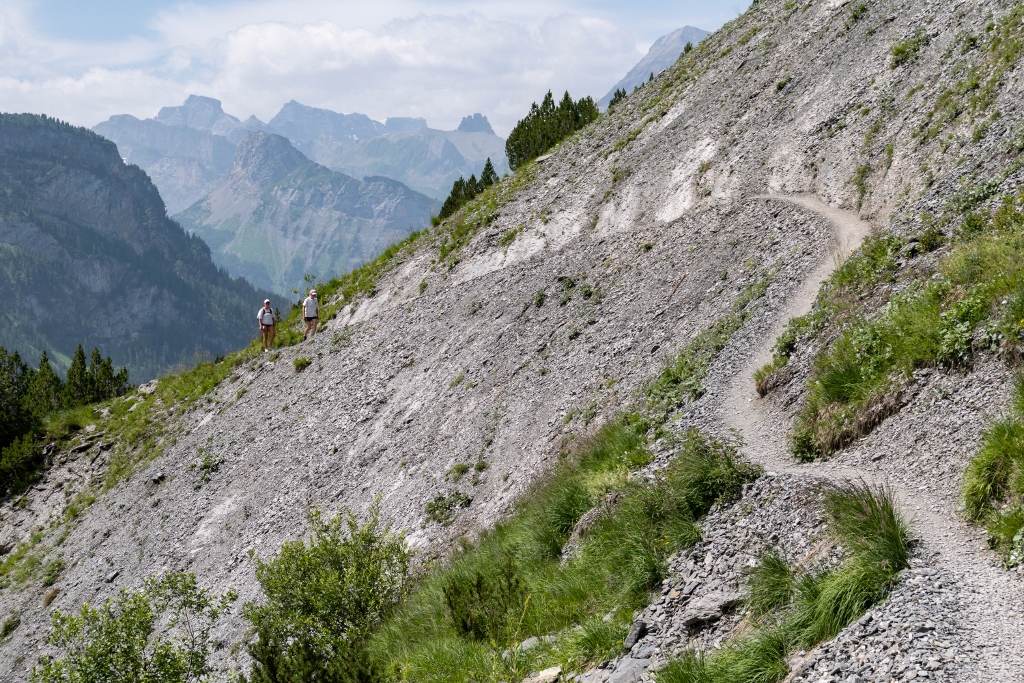 Sentier pédestre qui mène au lac Oeschinen en Suisse 
