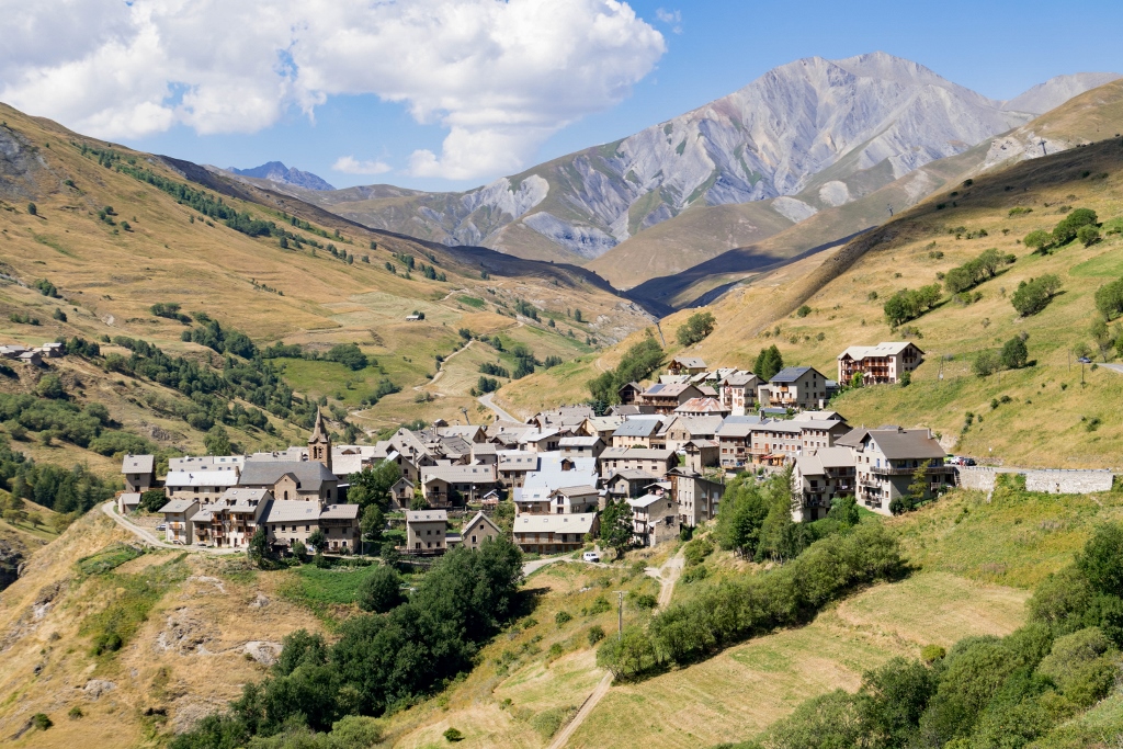 Panorama sur le village Le Chazelet dans les Hautes-Alpes 