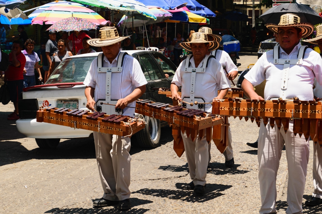 Vue sur des musiciens mexicains dans une rue d'un village 