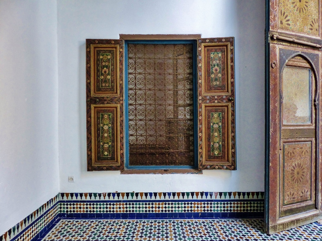 Panorama sur une fenêtre richement décorée du palais de la Bahia à Marrakech 