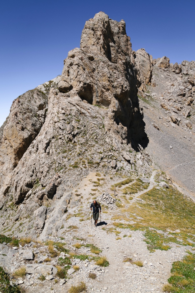Vue sur une maison en bois dans le Queyras 
