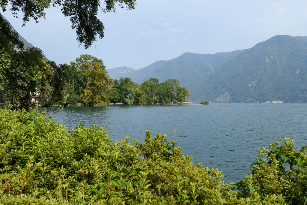 panorama sur le lac de Lugano dans le Tessin suisse 