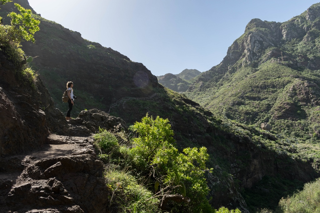 Randonnée d'Afur à Taganana avec montagnes verdoyantes 
