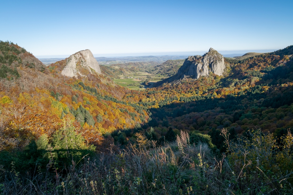 Panorama sur les Roches Tuilières et Sanadoire en automne 